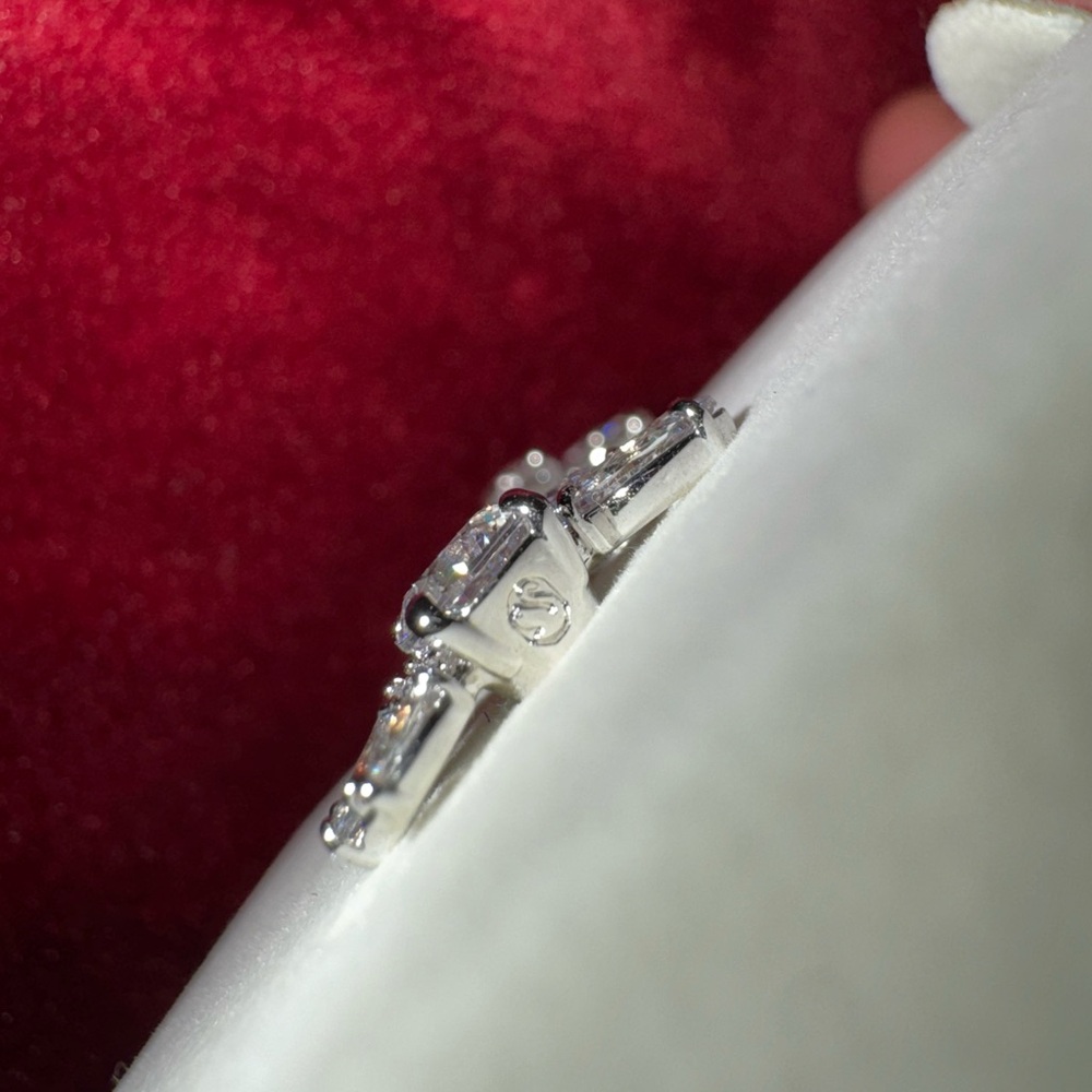 Swarovski Mesmera stud earrings as seen on Ariana Grande NWT - Picture 8 of 8